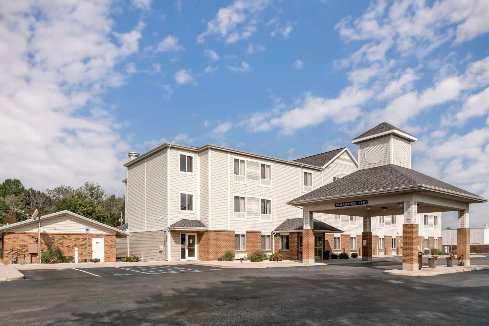 Best Western Beacon Inn Grand Haven Bagian luar foto
