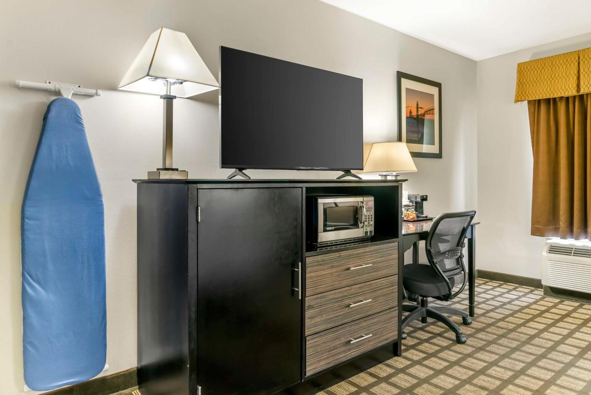 Best Western Beacon Inn Grand Haven Bagian luar foto